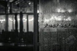 Ambiance urbaine nocturne à La Roche-sur-Yon en hiver abri bus avec logo des machines La Roche sur Yon, 21 janvier 2026