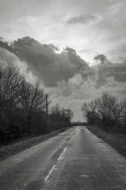 Route de campagne disparaissant dans la brume à La Meilleraie-Tillay 21 décembre 2025