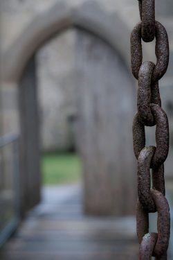 Aux temps médiévaux Arche en pierre et chaîne ancienne aux Herbiers le 23 janvier 2026