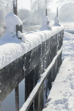 La porte d'eau empêchée Lumière douce écluse de la Sèvre Nantaise sous la neige La Pommeraie sur Sévre, 6 janvier 2026