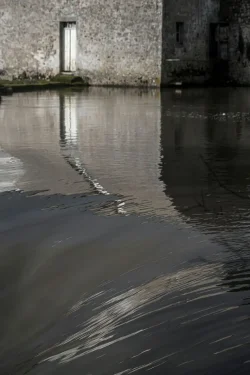 Reflets d'eau Moulin donnant sur un cours d'eau en crue Mallièvre, 25 janvier 2026