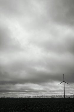 Eolienne dans la plaine sous un ciel menaçant St Etienne de Brillouet , 28 01 2026