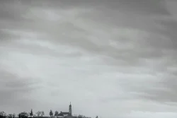 Gardienne du temps Eglise perdue sous un ciel nuageux et calme St Michel Mont Mercure 18 janvier 2026