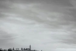 Eglise perdue sous un ciel nuageux et calme St Michel Mont Mercure 18 janvier 2026