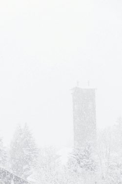 La tour grise Eglise dans la brume et la neige Plateau d'Assy 16 février 2026