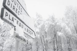 Panneaux routiers et forêts enneigés Plateau d'Assy
