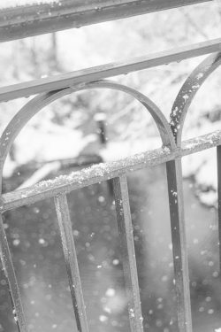 Les flocons virevoltants neige tombant au travers d'un pont, Passy 16 février 2026