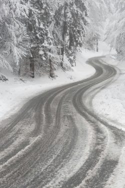 Route en lacet enneigée plateau d'Assy 17 février 2026
