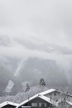 Brumes et piste de ski avec chalets, Plateau d'Asst 17 février 2026