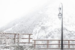 Phare d'en haut Lampadaire devant une montagne, Mizoëns, 12 février 2026