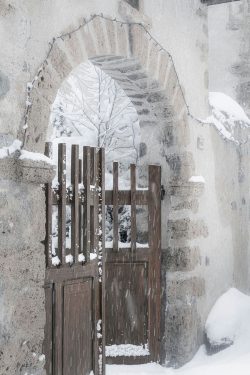 Portail sous la neige, La Grave, 12 février 2026