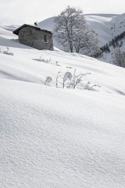 Entre ciel et neige Chapelle dans la pente de la montagne Besse, 13 février 2026