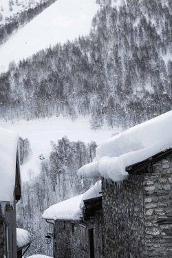 Rue du village enfouie sous la neige Besse, 13 février 2026