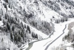 Route serpentant dans la vallée Venosc, 13 février 2026