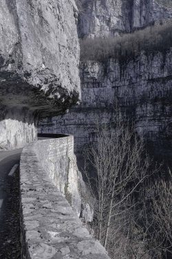 Sinuosité route escarpée au dessus d'un cayon, gorges de la Bourne, 8 février 2026