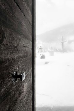 Empreinte du passé Porte d'église ouverte devant un cimetière enneigé, La Grave 10 février 2026